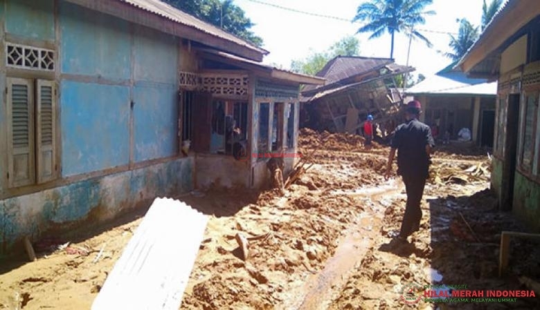 Tumpukan lumpur masih menggenang di beberapa desa akibat banjir bandang di Bengkulu April 2019 lalu