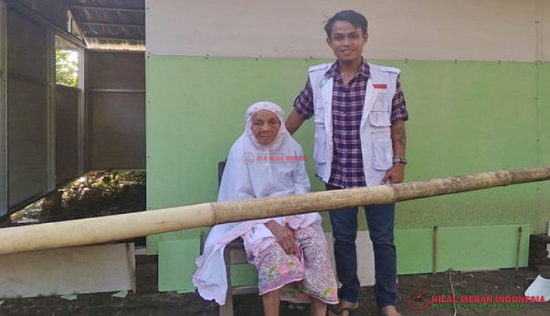 tim relawan HILMI-FPI NTB bersama salah seorang warga yang mendapatkan Hunian Sementara