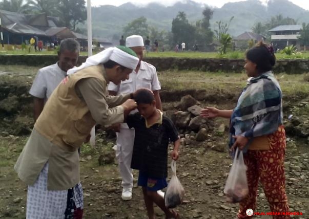 Ketua Tanfidziyah DPW FPI Langkat, Ustadz Riza Azhari saat membagikan paket qurban kepada warga.
