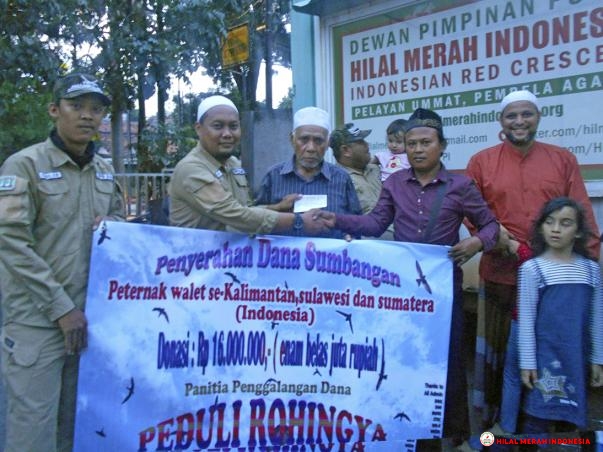 Penyerahan simbolis dana bantuan perwakilan Perhimpunan Peternak Sarang Burung Walet se-Kalimantan, Sulawesi dan Sumatera, Bapak Harun Purba dan Bapak Syaiful Rahman kepada pengurus DPP HILMI, Ustadz Eko Purnomo.