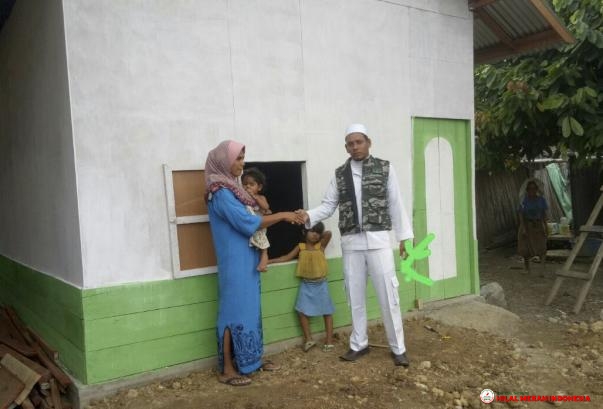Bendahara DPD FPI Aceh, Ustadz Mustafa saat penyerahan rumah kepada Ibu Rosmilawati.