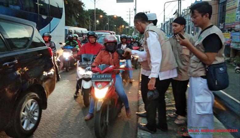 HILMI-FPI Kota Bekas membag-bagikan takzil kepada para pengendara sekitar Bekasi Timur