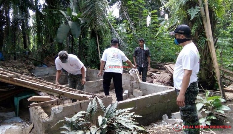 Ustadz Riza Azhari, Ketua DPW FPI Langkat (kanan), saat memimpin langsung proses renovasi.