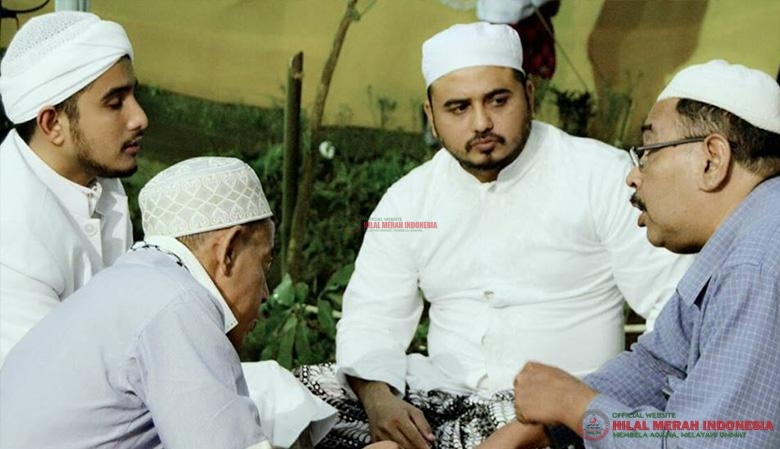 Almarhum Alireza Alatas (tengah) dalam sebuah diskusi dengan para alim ulama.