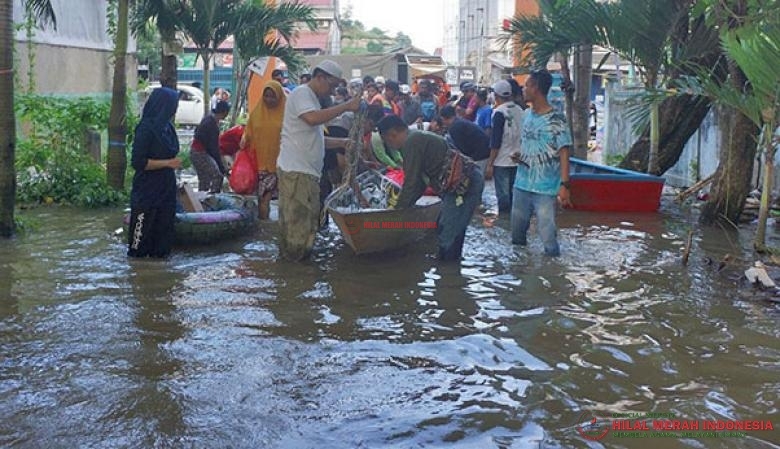 Relawan FPI, LPI dan BATF Kaltim membagikan 600 paket sembako secara bertahap kepada warga dari lokasi-lokasi yang tergenang banjir.