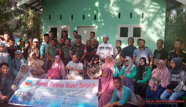 Suasana kehangatan peresmian sekaligus serah terima rumah Pak Sunarman.