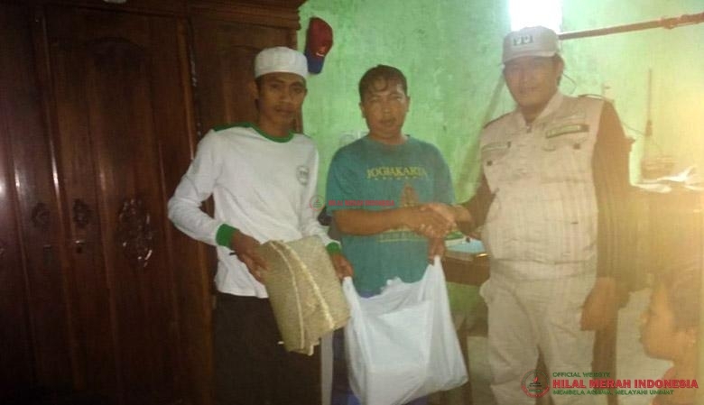 Ustadz Rama Sugema (kanan), Bendahara DPC FPI Cikarang Utara saat menyerahkan bantuan.