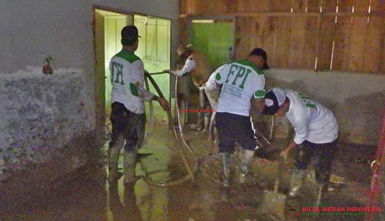 Para Relawan HILMI-FPI berjibaku membersihkan endapan lumpur yang masih menggenangi rumah-rumah warga