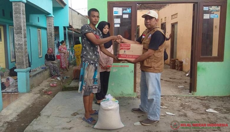 Penyerahan bantuan sembako untuk kedua anak yatim-piatu yang juga merupakan korban puting beliung di Kampung Cikanyere RT4/8, Kelurahan Sukamahi, Kecamatan Cipedes, Tasikmalaya, Jawa Barat