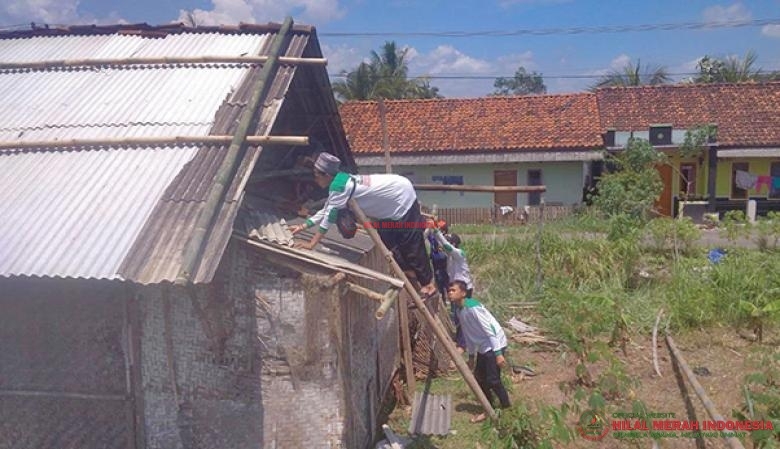 DPC FPI Ciamis melakukan penanganan lanjutan dalam upaya renovasi dua rumah yang menjadi korban angin puting beliung