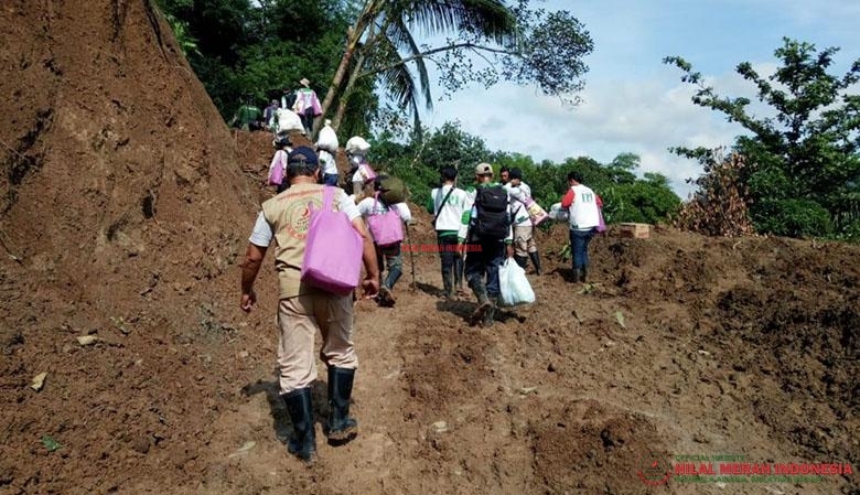 Upaya Tim Relawan HILMI-FPI menembus Desa Mangempang yang terisolir.