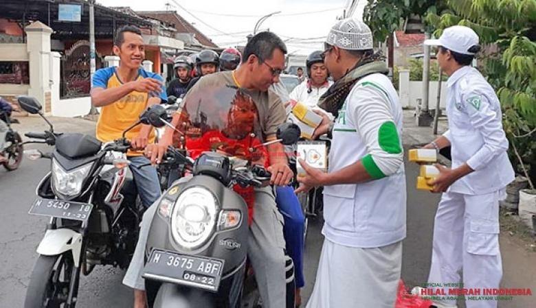 Aktivitas sosial seperti bagi-bagi takjil dan sumbangan mushaf Quran yang dilakukan LPI kota Malang mendapatkan respon positif dari masyarakat sekitar