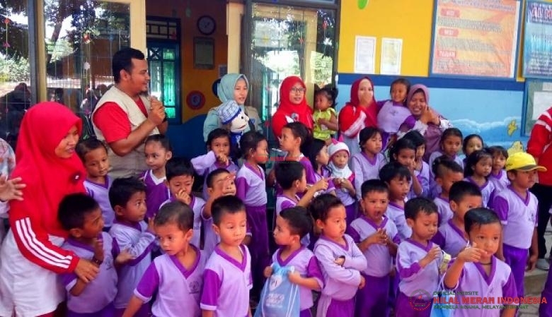 Tim Trauma Healing sedang memberikan hiburan untuk anak-anak korban gempa