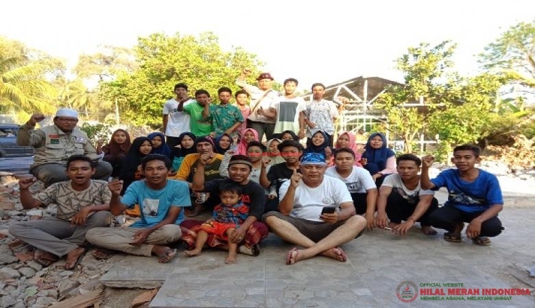 Tim Relawan HILMI-FPI bersama para santriwan dan santriwati di TQ Al-Fatih, Desa Sigar Penjalin, Dusun Cupek, Lombok Utara