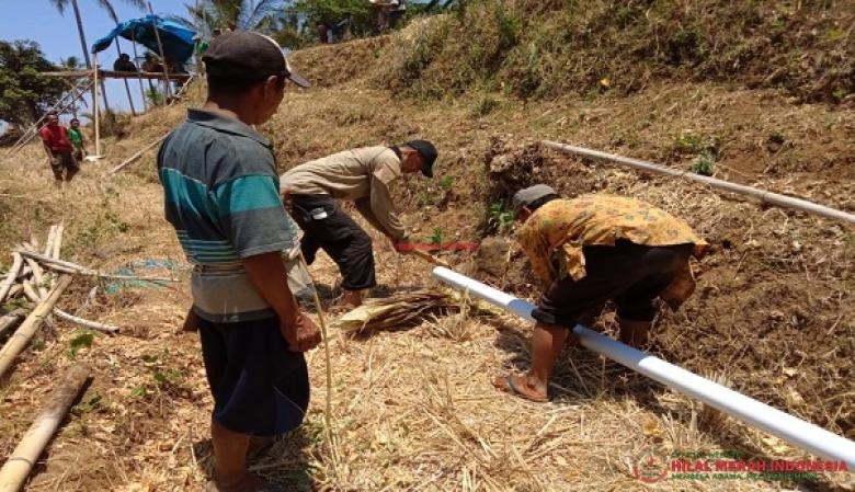 Ketua Pelaksana Siaga Bencana, DPP HILMI-FPI, Habib Hamid Al Jufry sedang menikmati mata air yang keluar di dusun Nangkarempek