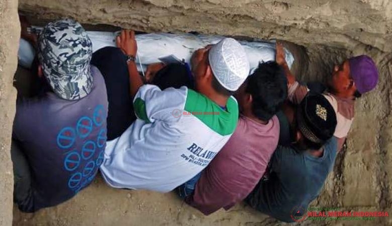 Tim Relawan HILMI-FPI dari DPW Kota Bekasi terjun menguburkan jenazah seorang pengungsi korban Gempa Bumi