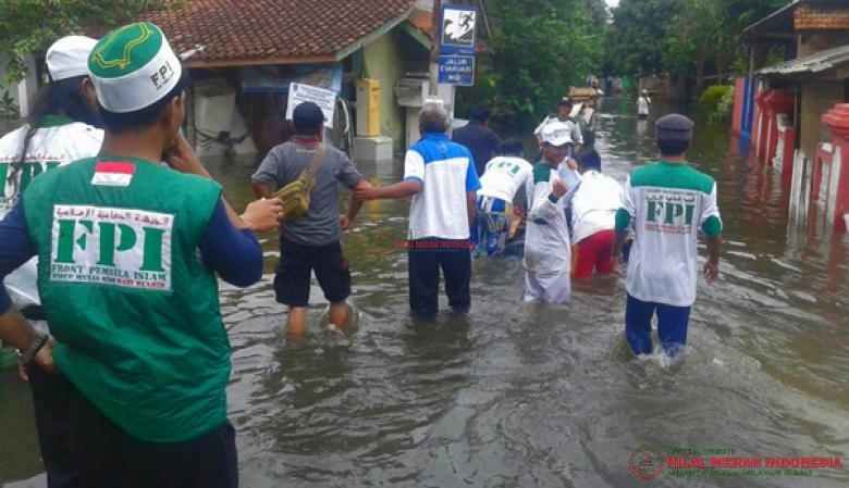 Tim Relawan HILMI-FPI sedang mengevakuasi korban banjir bandang di Pangandaran