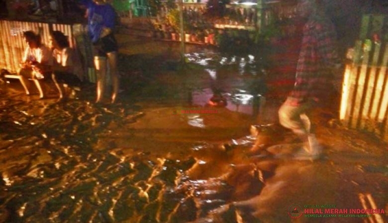 Lumpur yang menggenang akibat banjir bandang di Desa Bangga, Kecamatan Bangga
