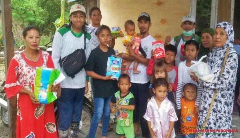 Tim Relawan HILMI-FPI Sulteng Salurkan kebutuhan pokok seperti makanan kemasan, air mineral, biskuit, popok, pembalut serta susu kepada korban banjir