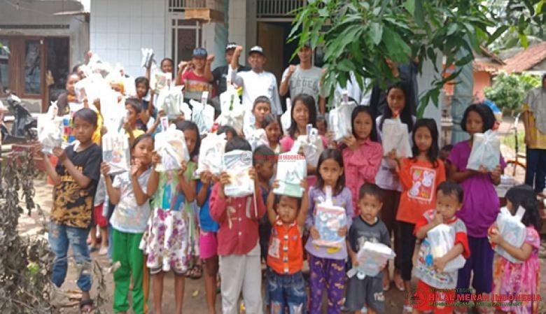 Sebanyak 250-300 paket berupa alat tulis disumbangkan DPW FPI Pangandaran untuk anak-anak korban banjir bandang