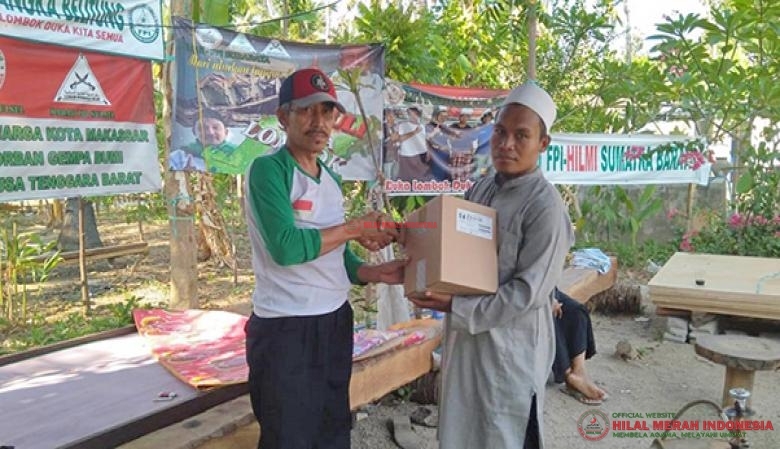 DPD HILMI-FPI NTB memberikan bantuan Al Quran dan Juz amma kepada pengajar TPQ