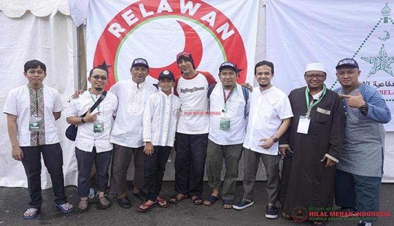 Tim Medis Hilal Merah Indonesia (HILMI) bersama Ketua Pelaksana Siaga Bencana, Habib Hamid Al Jufry, dan Bendahara DPP HILMI-FPI, Ustadz Yoga Ahmad di sela-sela Reuni Akbar 212