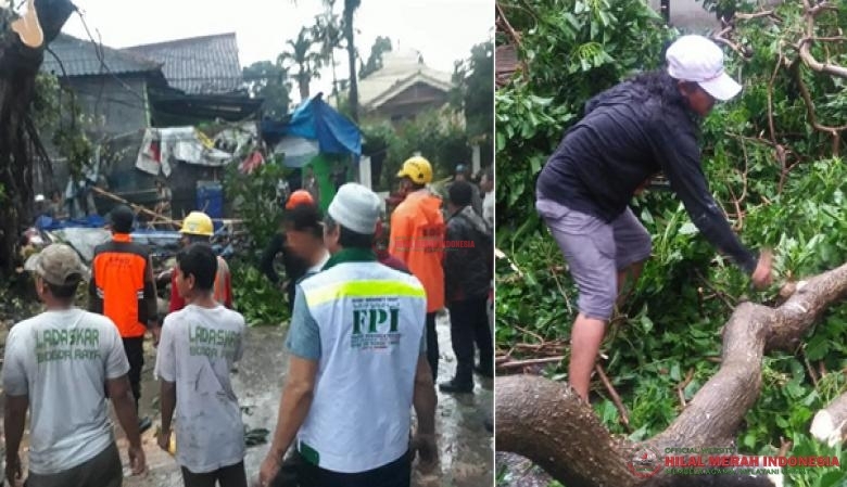 Relawan FPI Bogor Raya bersama warga membantu membersihkan beberapa pohon yang tumbang yang menimpa rumah