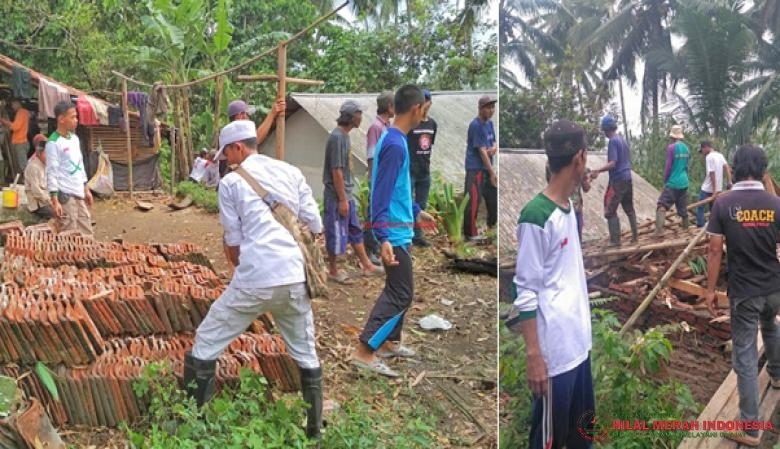 tim Relawan HILMI-FPI Jawa Barat bersama warga membenatu membersihkan sisa-sisa pepohonan yang menimpa rumah warga akibat angin puting beliung