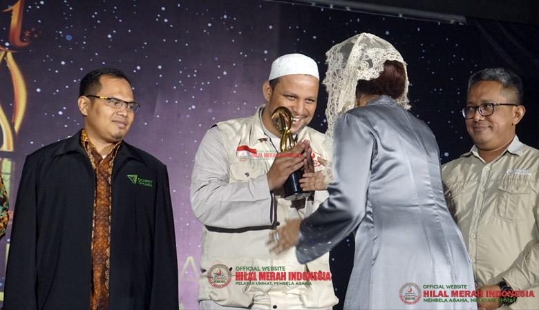 Ketua Umum DPP HILMI-FPI, Habib Ali Husein Al Hamid menerima penghargaan dari MoeslimChoice 2018