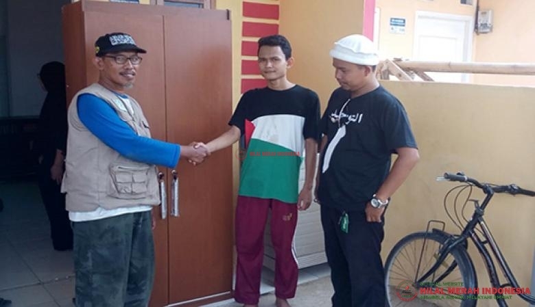 DPW FPI Karawang menyerahkan donasi kepada keluarga bu Yanti untuk bayar sewa rumah dan modal usaha