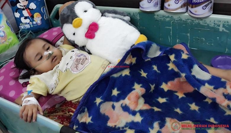 Fadya, balita penderita Leukimia ini hanya bisa berbaring lemas di atas dipan Rumah Sakit