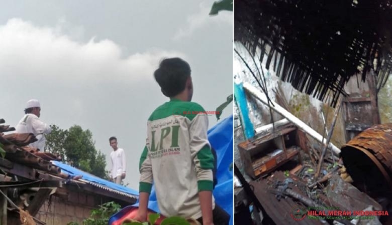 Relawan DPW FPI Kota Bogor membantu rumah pak Heri yang ambruk yang terkena angin puting beliung