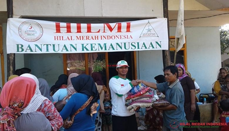 HILMI-FPI Tasikmalaya memebrikan bantuan sembako dan baju laik pakai kepada warga Padakembang, Tasikmalaya