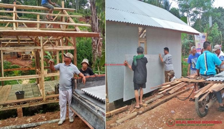 DPW HILMI-FPI Tasikmalaya memberikan bahan-bahan material kepada warga yang rumahnya terkena longsoran tanah