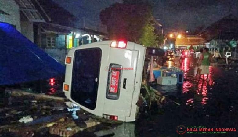 Sebuah mobil terguling akibat hempasan gelombang air laut yang menghempas daratan pesisir di Provinsi Banten