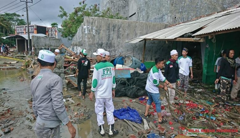 tim relawan HILMI-FPI Banten sedang mencari jenazah-jenazah yang tewas diantara tumpukan material dan reruntuhan bangunan