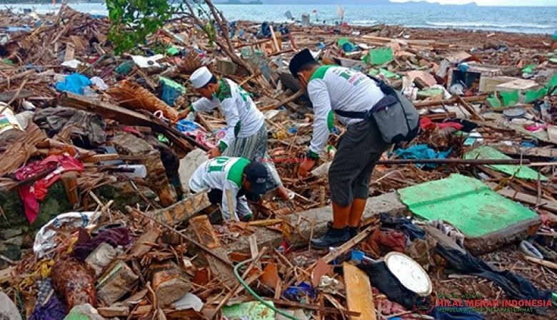Pencarian Jenazah diantara reruntuhan bangunan pasca Tsunami yang melanda Bandar Lampung