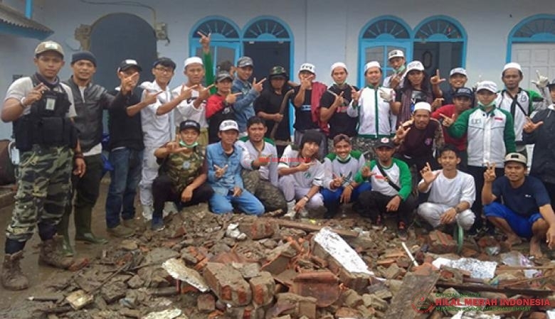 Puluhan relawaqn HILMI-FPI Banten bersama para warga Sumber Jaya, Sumur, Pandeglang-Banten membersihkan Musholla An Nuur
