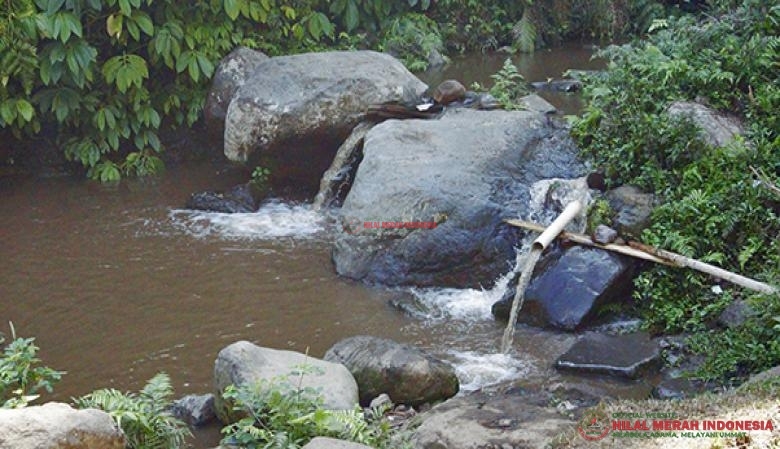 Ilustrasi foto : Sebuah mata air pegunungan yang mengalir