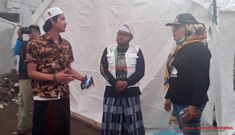 Bupati Pandeglang, Hj. Irna Narulita, SE., MM bertemu dengan salah seorang perwakilan Front Mahasiswa Islam (FMI) di Posko Kemanusiaan FMI