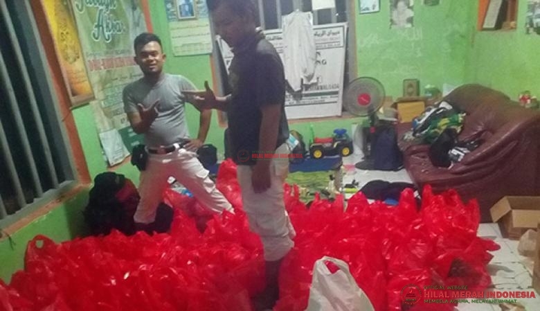Laskar Pembela Islam (LPI) Bekasi Kota menyalurkan bantuan logistik untuk kebutuhan pengungsi yang berlokasi di wilayah Sumur, Pandeglang-Banten