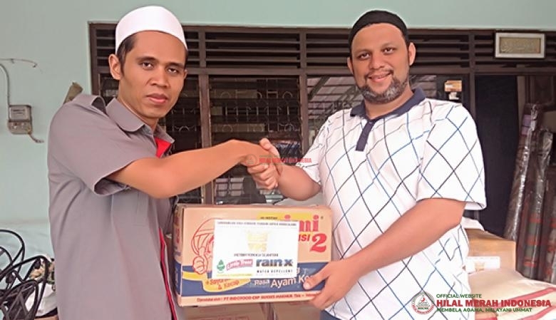 Ahmad Fathony, Supervisor CV. Victory Perkasa Sejahtera menyerahkan bantuan logistik kepada Ketua Umum DPP HILMI-FPI, Habib Ali Husein Al Hamid