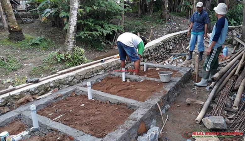 DPW FPI Malang bersama para relawan membangun 5 ruang MCK dan Kamar Mandi untuk Pondok Pesantren Riyadul Barokah, di Desa Taman Jaya, Sumur-Banten