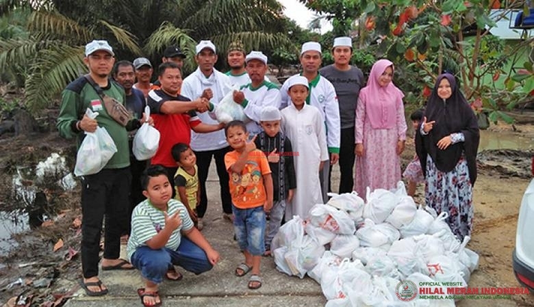 DPW FPI Pelalawan menyalurkan bantuan berupa paket sembako untuk korban banjir di RT 10 Jembatan dan KM8 Pangkalan Kerinci