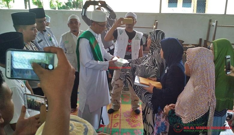 Ketua DPW FPI Langkat, Ustadz Riza Azhari, saat menyerahkan bantuan puluhan Al Quran.
