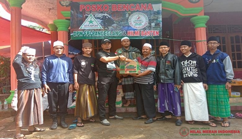 Pimpinan Yayasan Sirojul Hasan, Asep Rijaluddin bersama pimpinan Majelis Taklim Fisabilillah, Ustadz Umar kepada Ketua Posko 1 Relawan HILMI-FPI