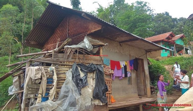 Rumah ibu IIH, seorang janda lansia yang menjadi prioritas bantuan renovasi dapur dan kamar mandi