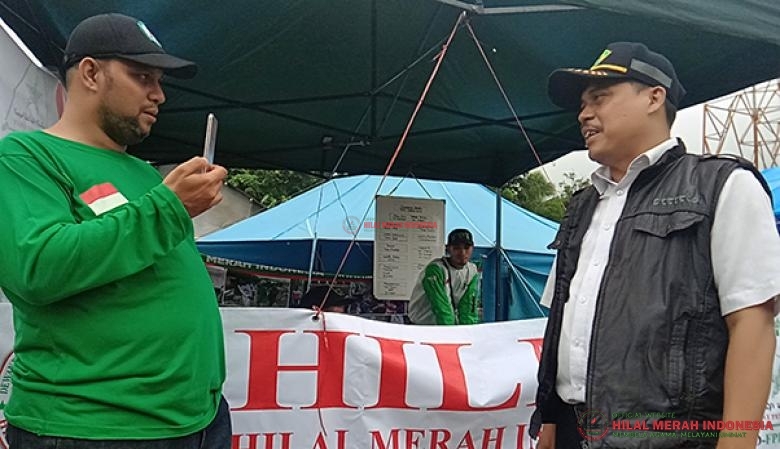 Ketua Umum DPP HILMI-FPI tengah mewawancarai aparat desa Pagedangan, Tangerang-Banten yang menyalurkan logistik melalui HILMI-FPI