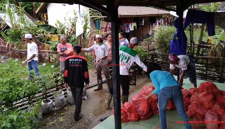 Memasuki kampung-kampung Relawan HILMI-FPI distribusikan paket-paket sembako.