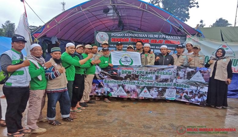 Ketua Umum HILMI-FPI, Habib Ali Al Hamid berfoto dengan segenap pengurus dari DPD, DPW, DPC dan DPRa se-Kota Banten dan Bekasi Kota, Koordinator Daerah (korda) 212, Yayasan Darul Munir dan juga dari Sedekah Care.